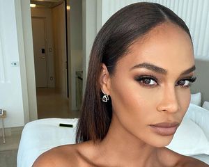 Joan Smalls wearing glowy, bronzed makeup 