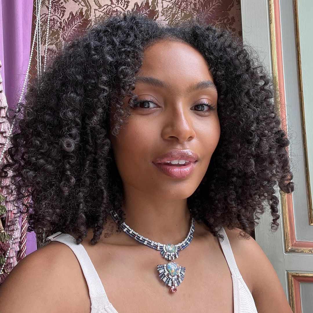 yara shahidi with curly hair and natural, fluffy brows