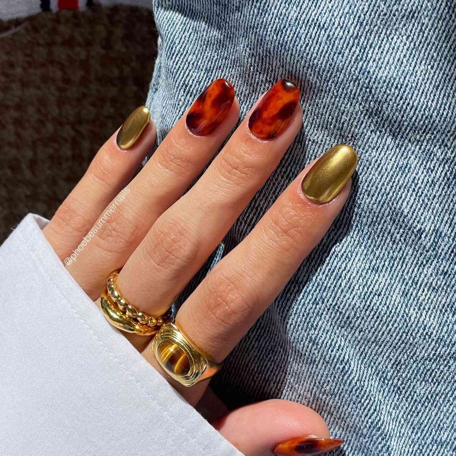 Gold chrome nails with glossy tortoiseshell accents