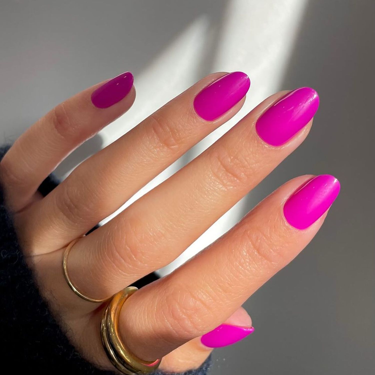 Solid magenta oval-shaped mani