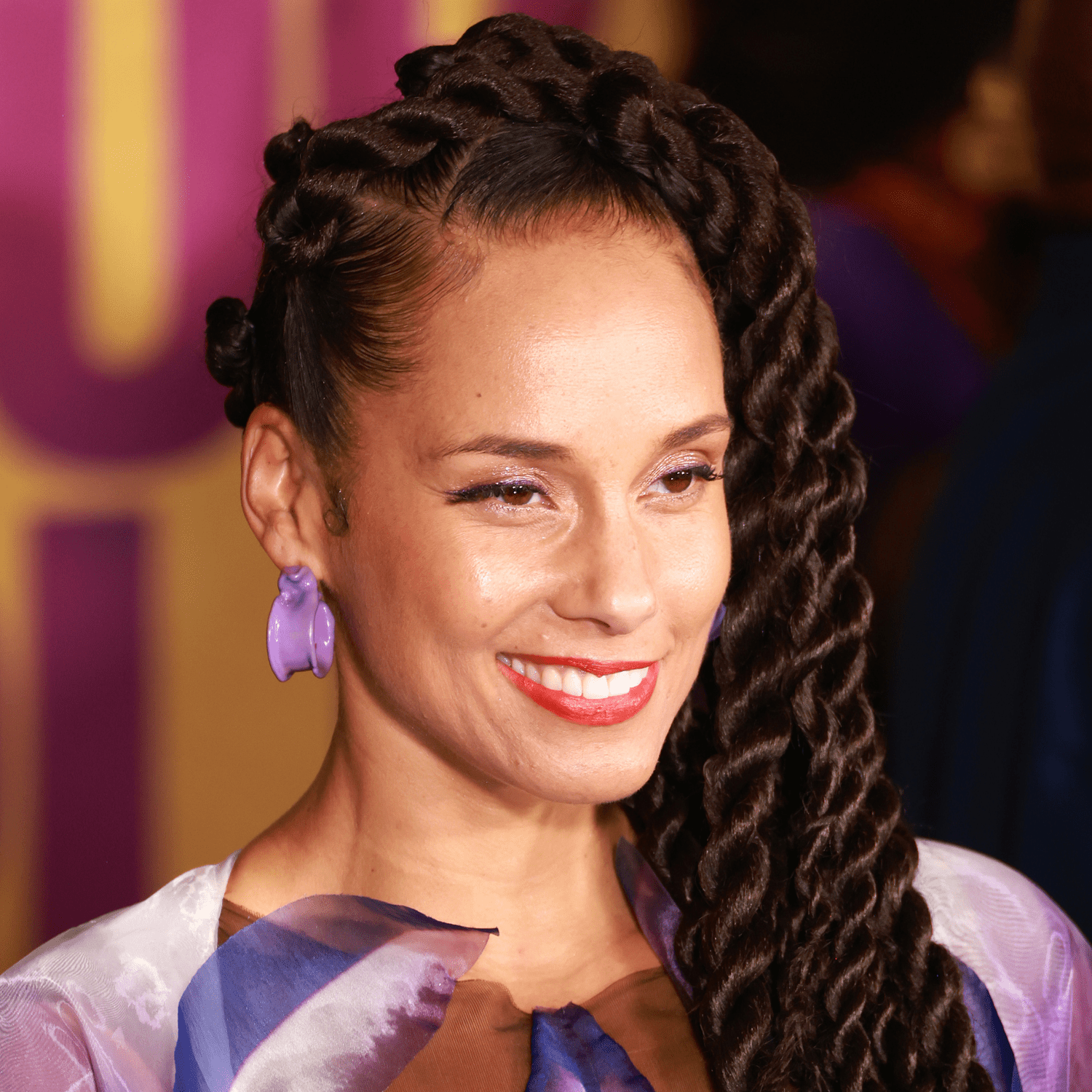 Alicia Keys with her hair in jumbo twists