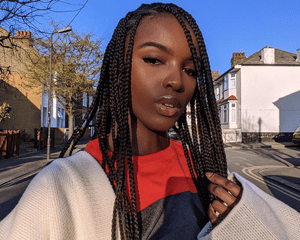 model leomie anderson wearing knotless braids