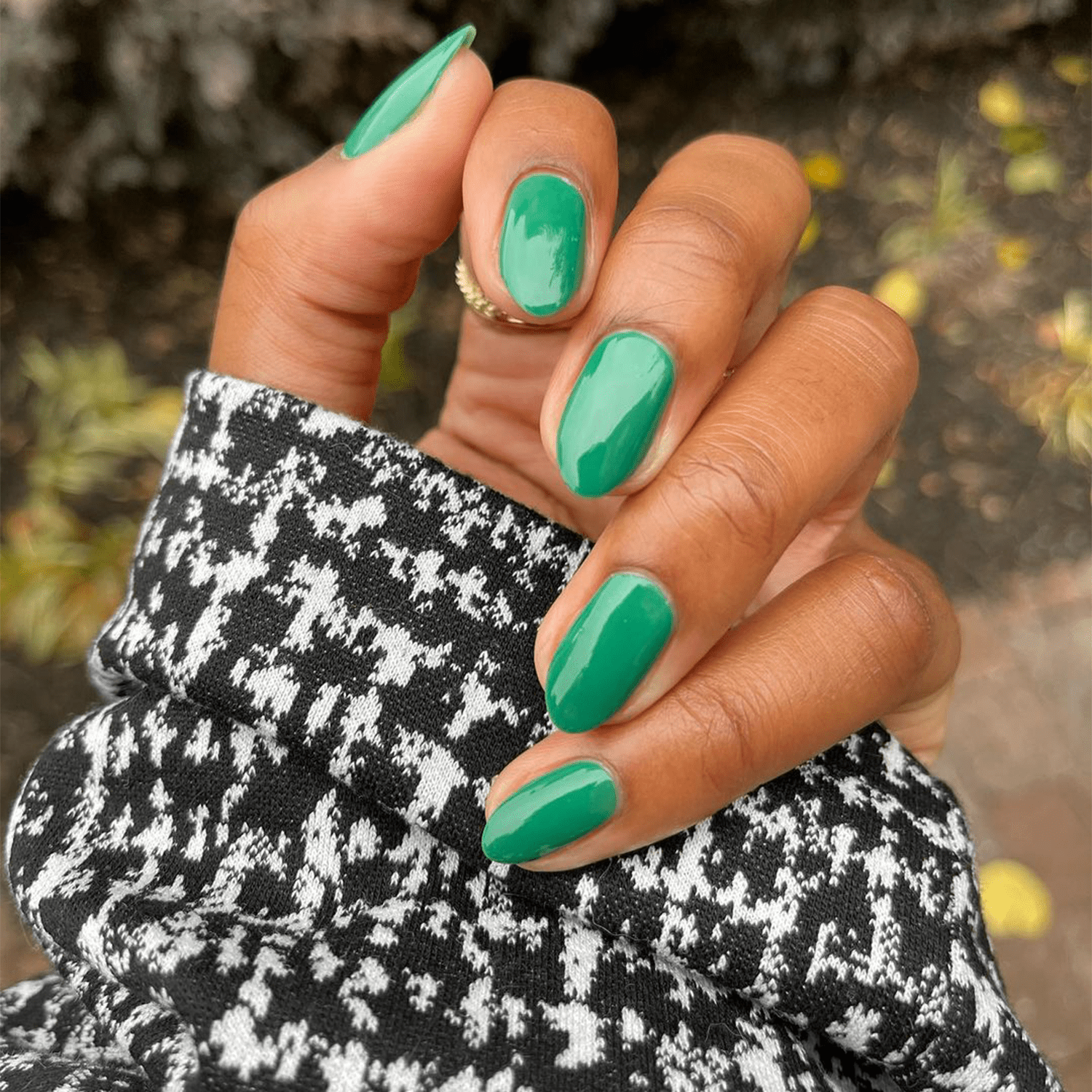 Emerald green nails