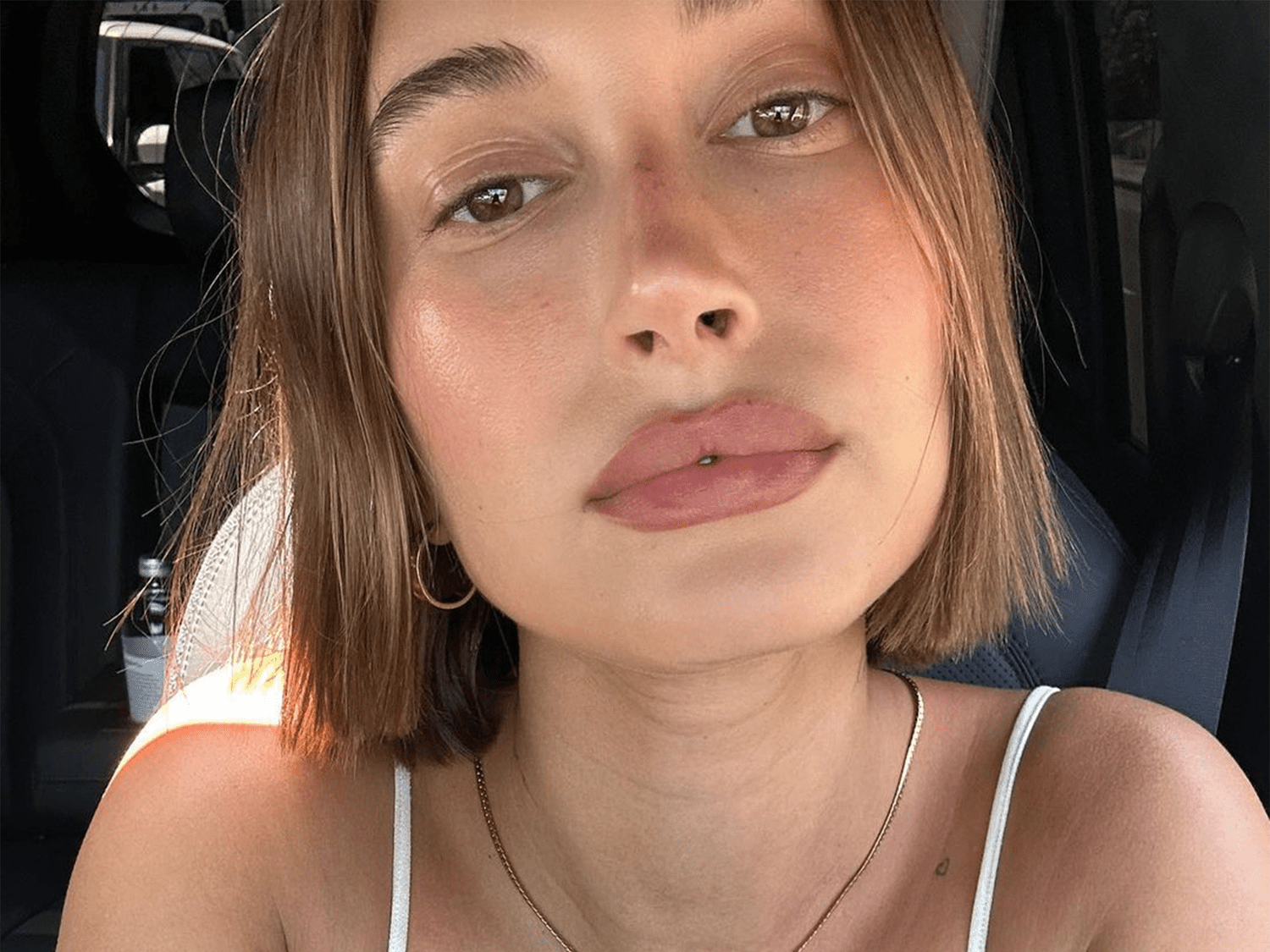 Hailey Bieber selfie