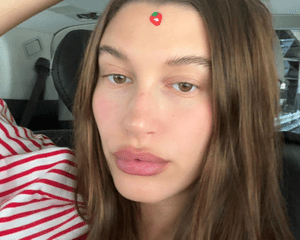 Hailey Bieber selfie