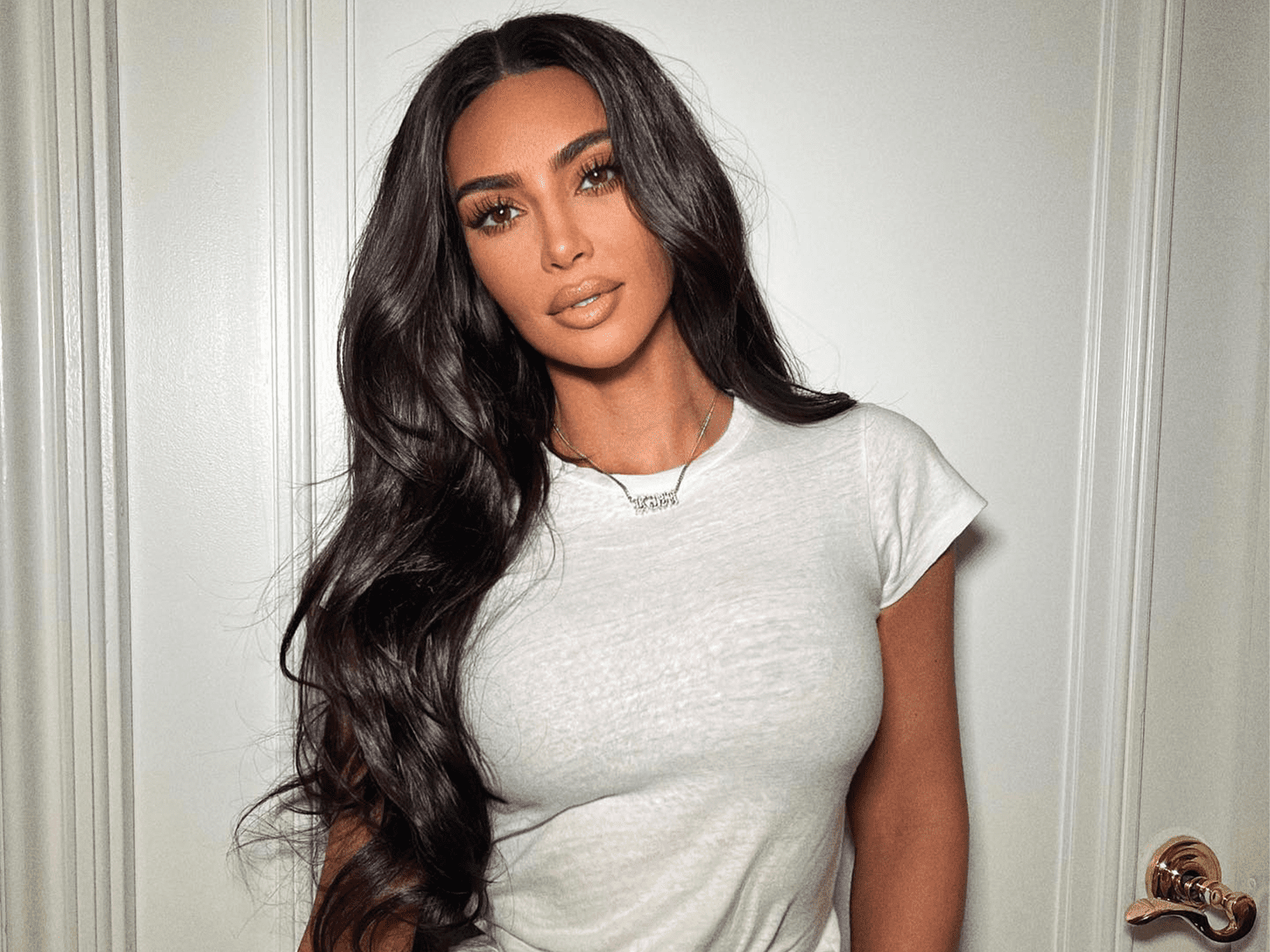 kim kardashian with loose waves in white t shirt