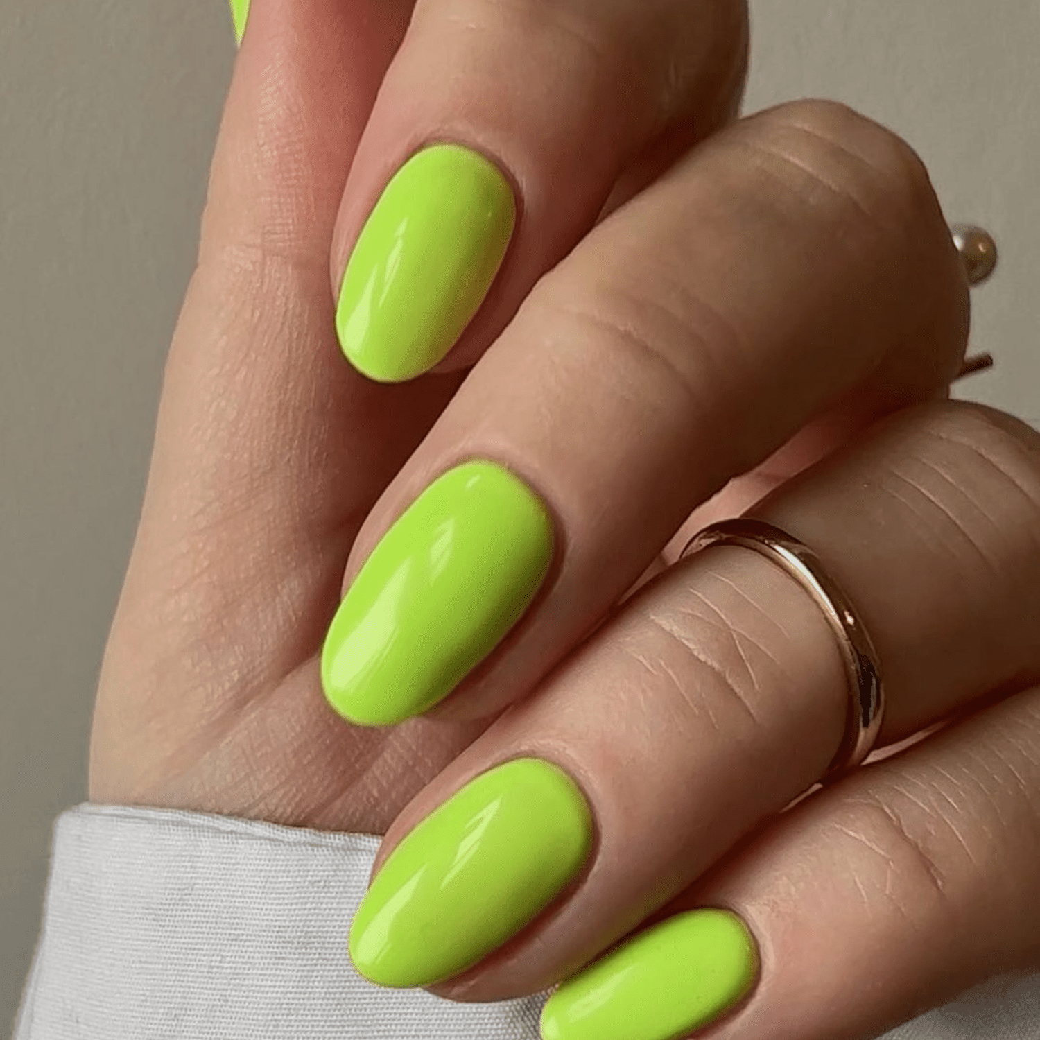 Short nails with neon yellow-green nailpolish