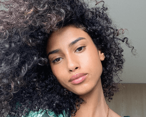 imaan hammam wearing curly hair